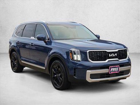 Used 2023 Kia Telluride EX w/ EX Captain's Chair Package image 3