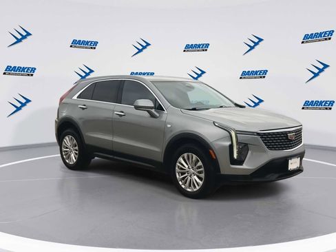 Certified 2024 Cadillac XT4 Luxury w/ Cold Weather Package image 2