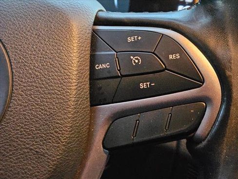 Used 2020 Jeep Grand Cherokee Altitude AWD/4WD image 22