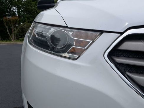 Used 2016 Ford Taurus SE FWD image 9