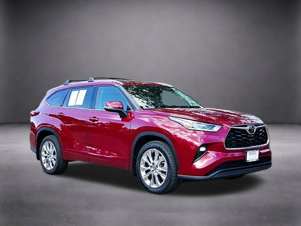 Used 2023 Toyota Highlander Limited FWD image 2