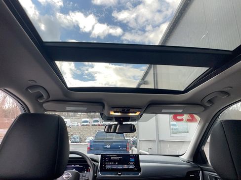 Used 2025 Nissan Rogue SL w/ Tech Package image 19