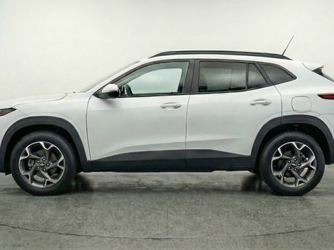 Used 2025 Chevrolet Trax LT FWD image 5