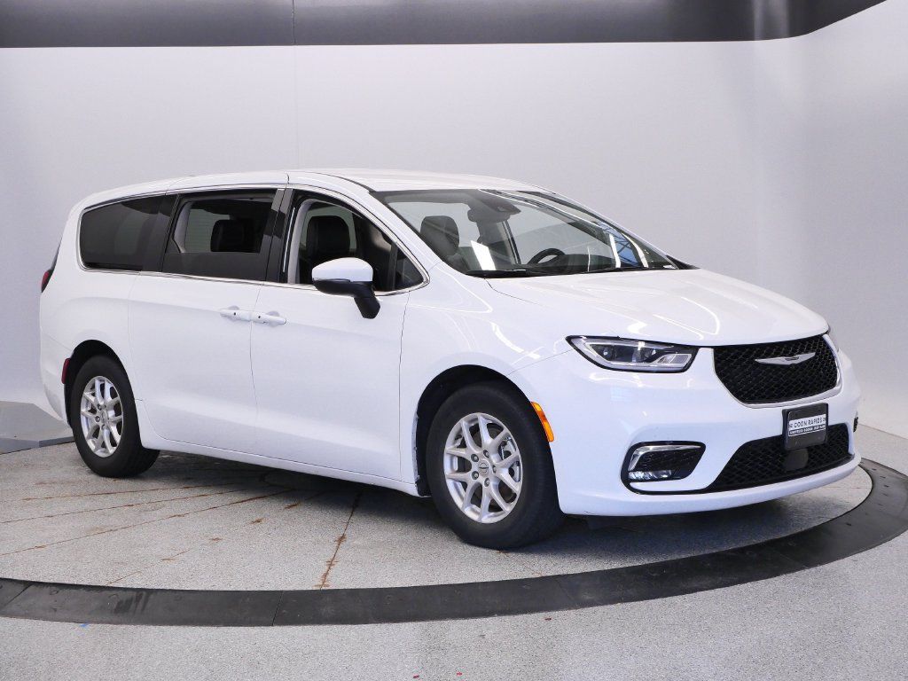 Certified 2023 Chrysler Pacifica Touring-L FWD image 9