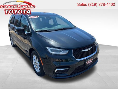Used 2023 Chrysler Pacifica Touring-L FWD image 8