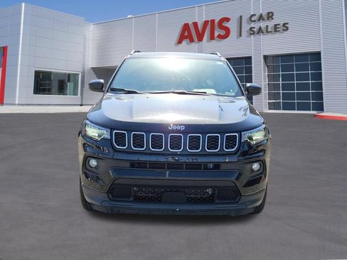 Used 2025 Jeep Compass Latitude w/ Sun & Sound Group AWD/4WD image 2