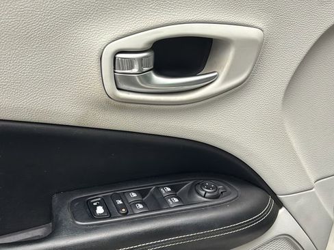 Used 2018 Jeep Compass Latitude FWD image 13
