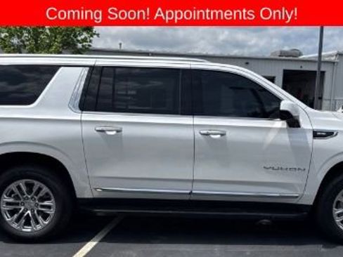 Used 2023 GMC Yukon XL SLT AWD/4WD image 2