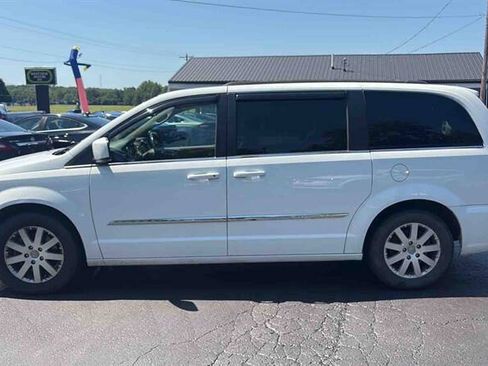 Used 2016 Chrysler Town & Country Touring FWD image 5
