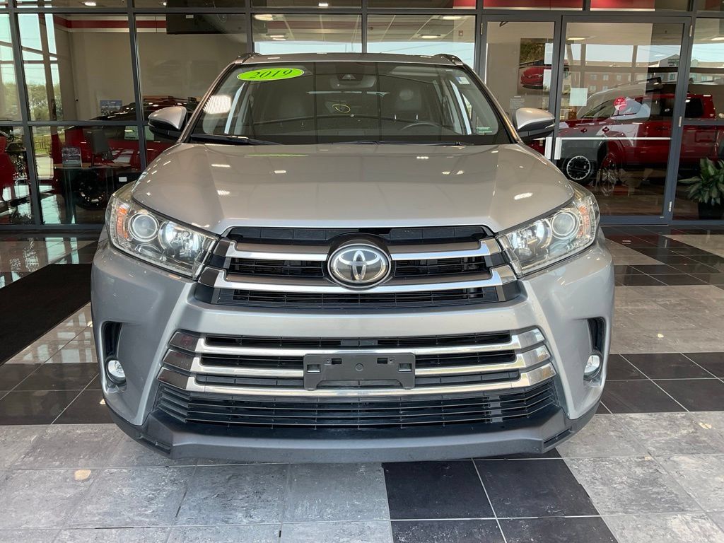 Used 2019 Toyota Highlander Limited AWD/4WD image 2