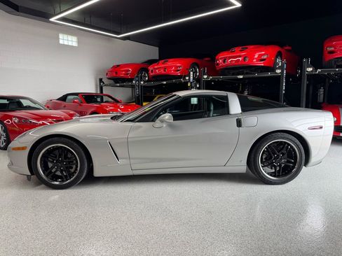 Used 2006 Chevrolet Corvette Coupe w/ Preferred Equipment Group RWD image 3