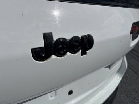 Used 2024 Jeep Grand Cherokee L Altitude AWD/4WD image 7