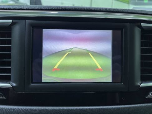 Used 2019 Chrysler Pacifica Touring-L FWD image 21