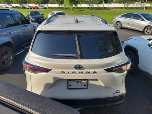 Used 2023 Toyota Sienna XLE FWD image 3