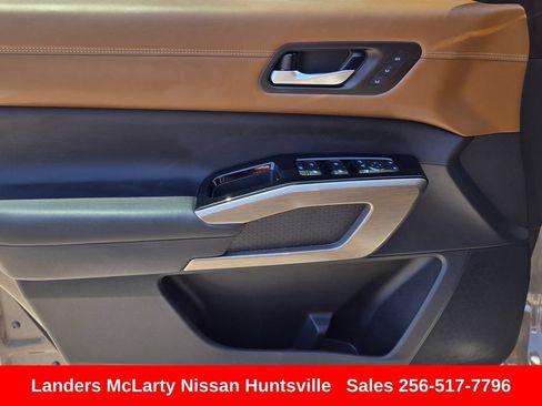 Used 2023 Nissan Pathfinder Platinum w/ Cargo Package AWD/4WD image 22