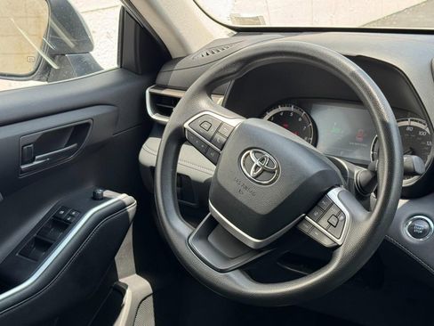 Used 2023 Toyota Highlander FWD image 12