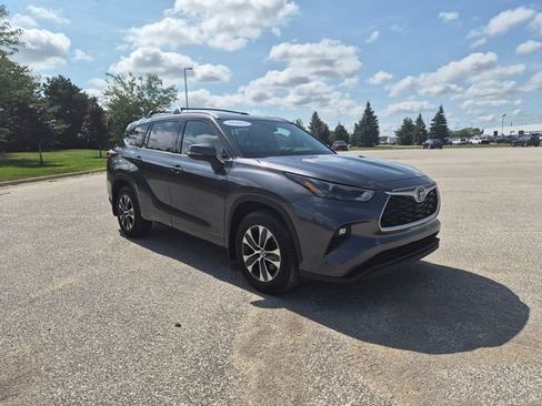 Used 2022 Toyota Highlander XLE AWD/4WD image 4