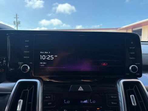 Used 2022 Kia Sorento EX w/ Panoramic Sunroof Package image 24