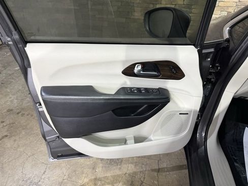 Used 2021 Chrysler Pacifica Limited w/ Premium & Safety Sphere Group image 11