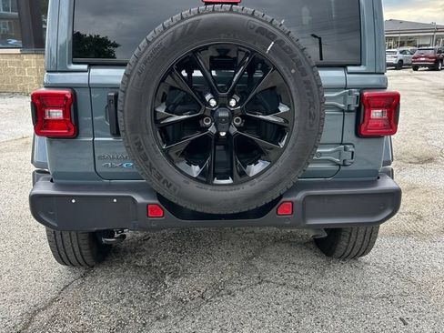 Used 2025 Jeep Wrangler Unlimited Sahara w/ Safety Group AWD/4WD image 3