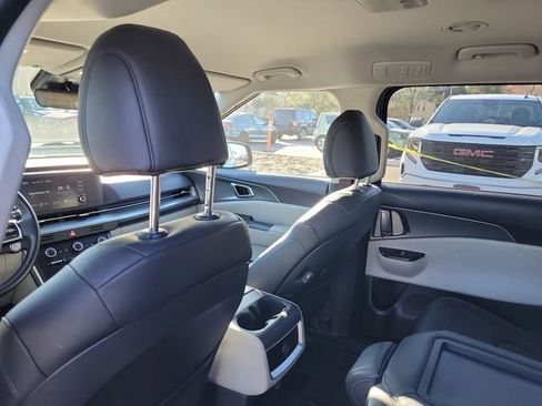 Used 2024 Kia Carnival LX image 28