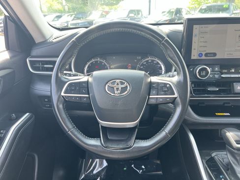Used 2023 Toyota Highlander XLE AWD/4WD image 16