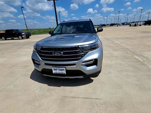 Used 2023 Ford Explorer XLT w/ Equipment Group 202A RWD image 2
