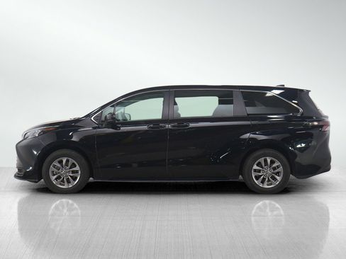 Used 2024 Toyota Sienna LE image 2