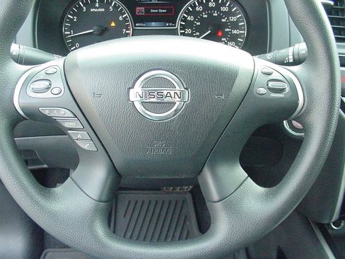 Used 2019 Nissan Pathfinder S image 10