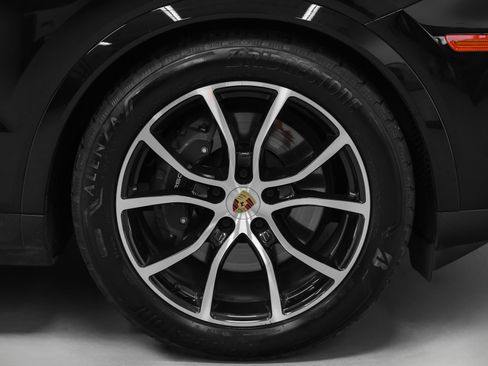 Certified 2024 Porsche Cayenne AWD/4WD image 15