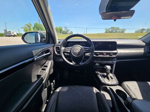 Used 2025 Kia Seltos EX w/ EX Sunroof Package FWD image 13
