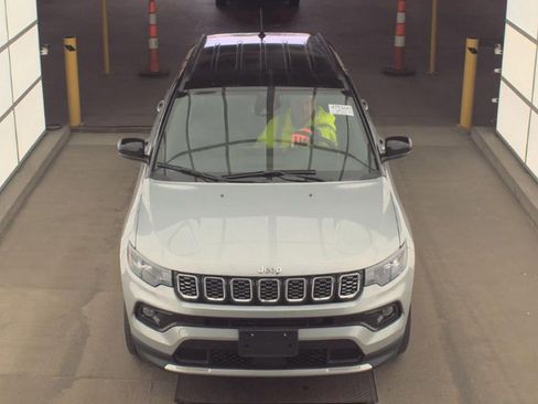 Used 2025 Jeep Compass Limited AWD/4WD image 2