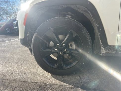 Used 2023 Jeep Grand Cherokee Altitude image 11