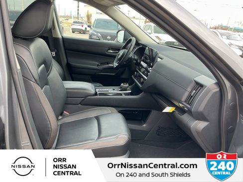Used 2024 Nissan Pathfinder SL w/ Black Appearance Package image 11