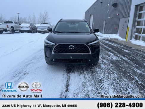 Used 2022 Toyota Corolla Cross XLE image 2