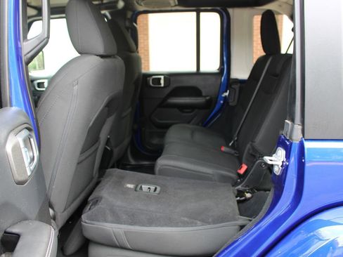 Used 2018 Jeep Wrangler Unlimited Sahara image 12