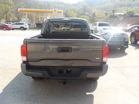 Used 2017 Toyota Tacoma TRD Sport w/ Tow Package (A/T) image 8