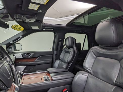 Used 2022 Lincoln Navigator Reserve image 3