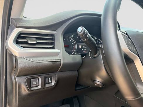 Used 2023 GMC Acadia SLT w/ Preferred Package FWD image 32