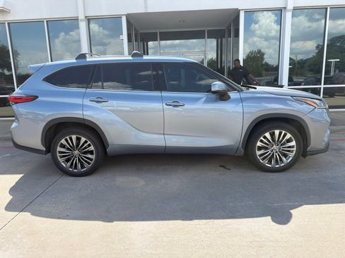 Used 2021 Toyota Highlander Platinum FWD image 5