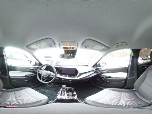 Used 2025 Chevrolet Trax LT image 40