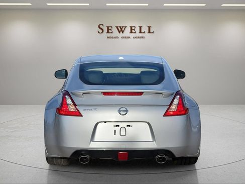 Used 2019 Nissan 370Z Touring Sport RWD image 4