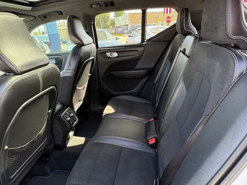Used 2020 Volvo XC40 T4 R-Design image 16