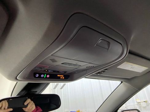 Used 2023 GMC Acadia SLT image 33