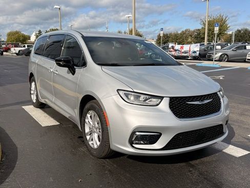 New 2026 Chrysler Pacifica Select image 3