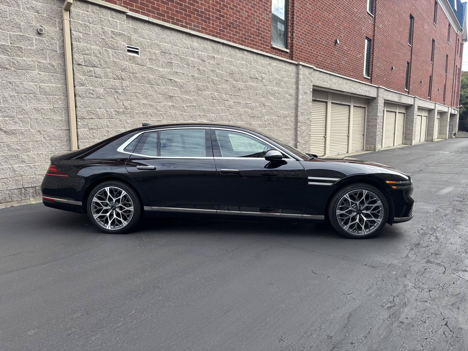 Used 2023 Genesis G90 3.5T AWD/4WD image 2