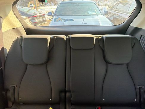 Used 2024 Kia Carnival EX image 21