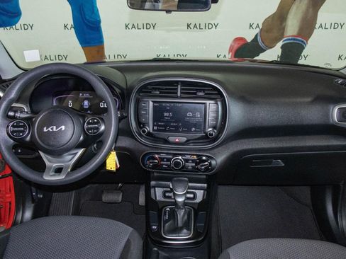 Used 2023 Kia Soul LX image 3