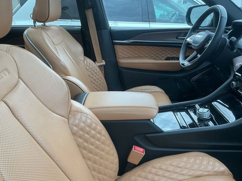 Used 2022 Jeep Grand Cherokee Summit w/ Luxury Tech Group V image 12