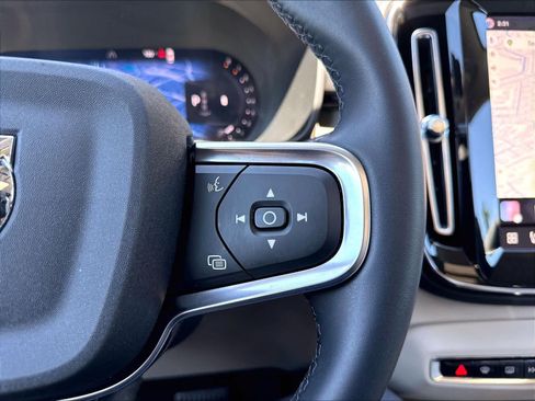 Used 2026 Volvo XC40 B4 Plus w/ Climate Package FWD image 22
